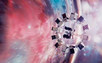 Космический корабль с пассажирами в поисках обитаемых планет из блокбастера 2014 года Interstellar. Энергию обеспечивают компактные токамаки, которые также вырабатывают электричество. (Click to view larger version...)